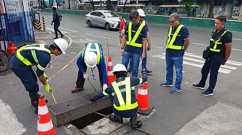 MAYNILAD president and CEO Ramoncito Fernandez (second from right) and Central NRW head Engr. Ryan B. Jamora (third from right) observe a ‘Walk the Line’ deployment in Manila.