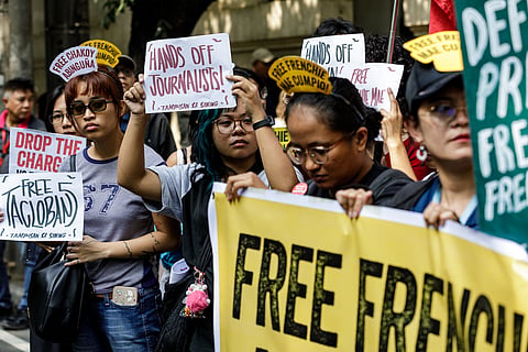 Press freedom advocates hold a protest outside the Department of Justice building in Manila on Wednesday, 21 January 2026, calling anew for the release of detained journalist Frenchie Mae Cumpio as Tacloban City regional trial court branch 45 is set to issue a verdict on her trial on Thursday, 22 January.
Cumpio, a community investigate journalist for news site Eastern Vista, was arrested in 2020 along with four others during a raid by the authorities in their office in Tacloban City. They are facing charges of illegal possession of firearms and explosives and financing terrorism.