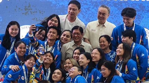 PRESIDENT Ferdinand ‘Bongbong’ Marcos (center) takes a photo with First Lady Liza Araneta-Marcos, POC president Abraham ‘Bambol’ Tolentino, PSC chairman Patrick ‘Pato’ Gregorio and some members of Team Philippines during the distribution of cash incentives on Wednesday in Intramuros.