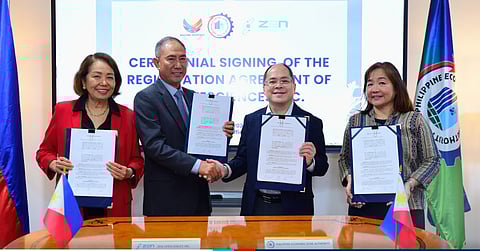PEZA Director General Tereso Panga (3rd from left) and Zen LifeSciences Inc. President Maximo Ponce Balajadia (2nd from left) shakes hand after signing the registration agreement. PEZA Deputy Director General Vivian Santos (4th from left) and Zen LifeSciences Board Chair Zenaida Balajadia served as witnesses during the agreement signing.
