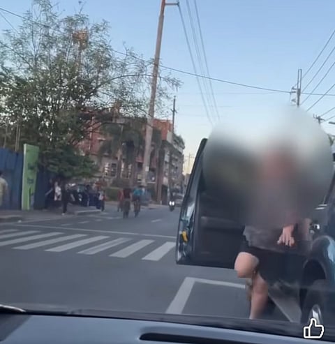 On a video posted on Facebook Page, "Visor" it can be seen in a dashcam footage that a driver stopped in the middle of the road and went out to his vehicle to throw away a supposed drink to a fellow motorist.
