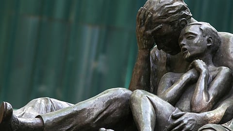 AS the local government of Manila celebrates the anniversary of ‘Battle of Manila’ on Tuesday, the historic event is brought to life with the ‘Memorare,’ a sculpture by Peter de Guzman honoring the Filipinos who perished during the dark days of Manila.