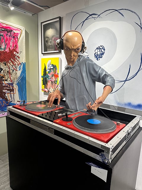 NOTHING says I’ve arrived than a massive alien DJ sculpture in your home.