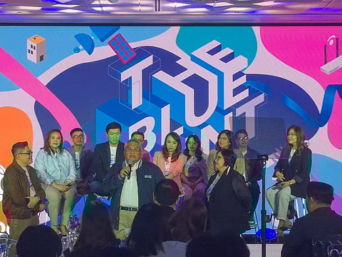 Globe Heads ad Executives