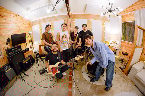 NAGHIHILOM: Sponge Cola and Gigi de Lana.