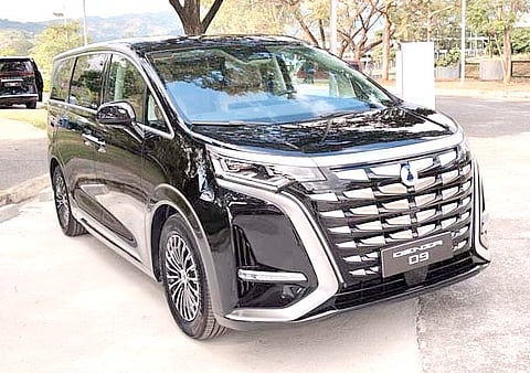 BOLD grille and full-width LED lights define the Denza D9 as it enters the Philippine market at P4.298 million.