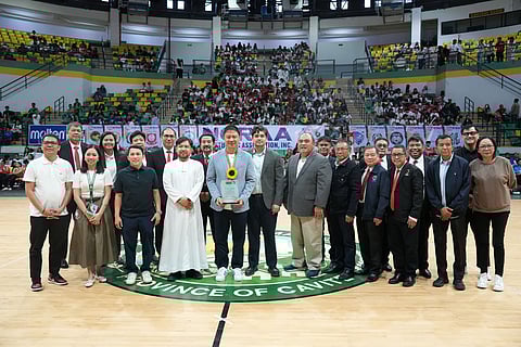 Philippine Sports Commission chairman Patrick ‘Pato’ Gregorio (center) gets a warm welcome from National Capital Region Athletic Association officials during the opening ceremony of the league’s 32nd season last Tuesday at the Dasmariñas Arena.
