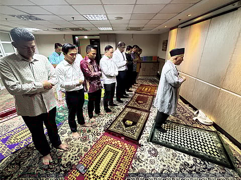 Malaysian Embassy officials, including Ambassador Dato’ Abdul Malik Melvin Castelino, lead the Iftar Dua as guests join in prayer during the 4 March Iftar gathering at the embassy in Makati.