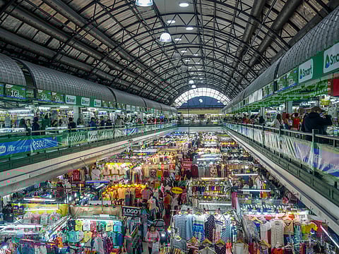 NANATILI ang Greenhills Shopping Center sa watch list ng Amerika dahil sa bentahan umano ng pekeng produkto kahit may mga raid, stall closures, at transition plan na isinasagawa.