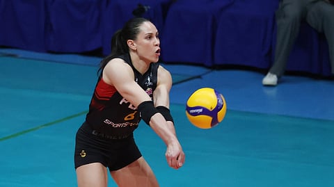 SAVI Davison and the PLDT High Speed Hitters make short work of the Galeries Tower Highrisers, 25-18, 25-22, 25-17, to grab the solo lead in the PVL All-Filipino Conference.