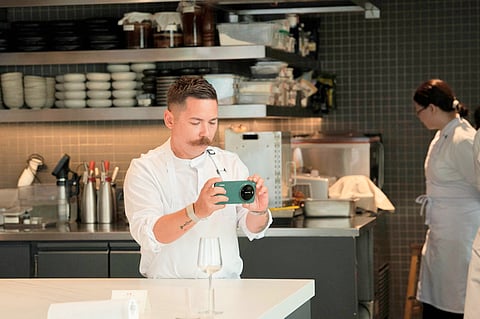 CHEF Josh Boutwood, with two Michelin stars, prepared an amazing seven-course meal inspired by photos he captured with the Xiaomi 17 Ultra, co-engineered with Leica photography technology.