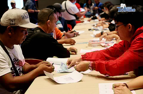 Tricycle drivers, members of tricycle operators and drivers associations (TODA), received ₱5,000 cash aid on Tuesday, March 17, 2026, to help ease the impact of rising fuel prices. The payout was provided by the Department of Social Welfare and Development (DSWD).
DSWD Secretary Rex Gatchalian oversaw the ceremony, joined by Department of Transportation Secretary Giovanni Lopez and League of Cities of the Philippines National President and San Juan City Mayor Francis Zamora.