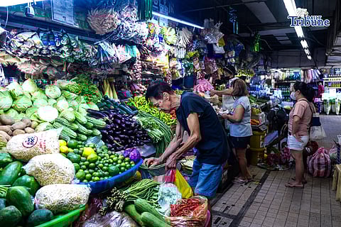 President Ferdinand “Bongbong” Marcos Jr. personally led a special joint price and supply monitoring at Agora Public Market in San Juan City amid successive increases in fuel prices that are burdening consumers on Wednesday, March 18, 2026.
The President is joined by Department of Agriculture Francisco Tiu Laurel, Department of Trade and Industry Christina Roque and San Juan Mayor Francis Zamora in inspecting stalls to ensure that prices of basic goods remain stable.
The effects of tensions in the Middle East are being felt in local markets, particularly through rising oil prices that impact transportation and food production. Higher fuel costs create a domino effect, driving up fares as well as the prices of vegetables, meat, and other essential commodities. Authorities closely checked the prices of rice, chicken, pork, fish, and vegetables to prevent profiteering.
PHOTOS BY YUMMIE DINGDING