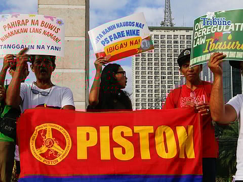PISTON, ALLIES LAUNCH NATIONWIDE TRANSPORT STRIKE
LOOK: Transport group Piston and its allies launched a nationwide strike at Welcome Rotonda in Quezon City on Thursday, 19 March. Protesters are demanding a rollback in fuel prices and the abolition of VAT and excise taxes on petroleum products. Similar protest actions are being held across the National Capital Region and in other provinces.
📸: Toto Lozano/DT