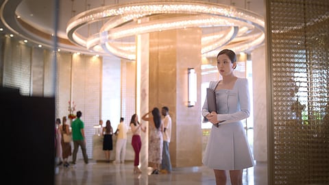 PRETTY person in a pleasing room NUSTAR Resort & Casino welcomes a shocked BLACKPINK Jisoo in their lobby.