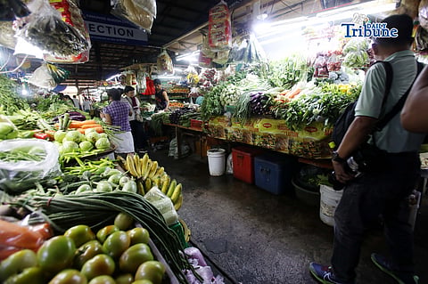 Kamuning Market vendors arrange their wares.
Vegetable prices remain high due to expensive logistics, fuel prices, and weather damages.