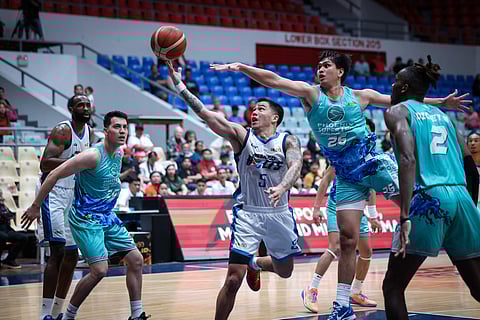 JASON Brickman gives Meralco a reason to smile after firing 16 points in the Bolts’ 93-86 win over Phoenix in the PBA Commissioner’s Cup Saturday at the Ynares Center-Antipolo.