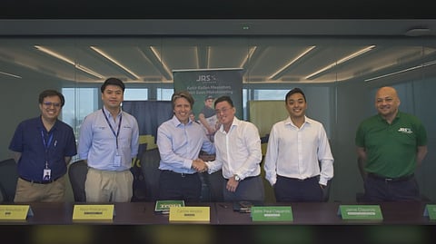 JRS Express and Voltai collaborate to test battery-swapping technology in selected deliveries. Voltai chairman Carlos Aboitiz (3rd from left) and JRS Express vice president John Paul Claparols (4th from left) shake hands on a pilot partnership agreement that will utilize Voltai’s electric vehicle and battery-swapping technologies in select JRS Express operations.