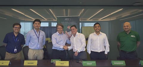 JRS Express and Voltai collaborate to test battery-swapping technology in selected deliveries. Voltai Chairman
Carlos Aboitiz (3rd from left) and JRS Express Vice President John Paul Claparols (4th from left) shake hands on a
pilot partnership agreement that will utilize Voltai’s electric vehicle and battery-swapping technologies in select JRS
Express operations.