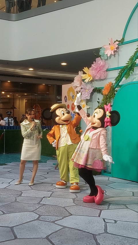 MICKEY and Minnie Mouse flew all the way from Disneyland to meet fans at the SM Mall of Asia Main Atrium.