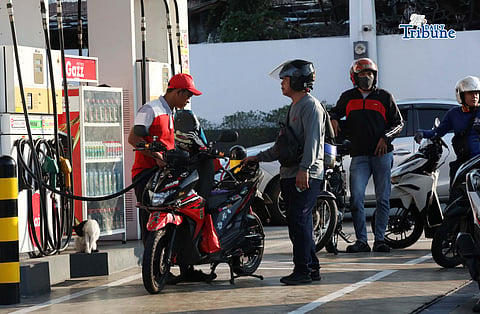 Motorists queue at Petro Gazz Station to refuel along Mindanao Extension in Quezon City last 28 March, the gas station put a tarpaulin with the sign “Bayan Ko Mahal Ko Mas Mura Kami”.