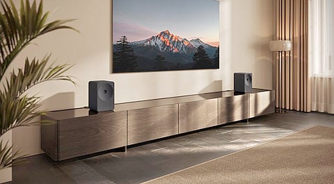 Hear every detail Samsung’s AI-powered speakers adapt sound to your space.