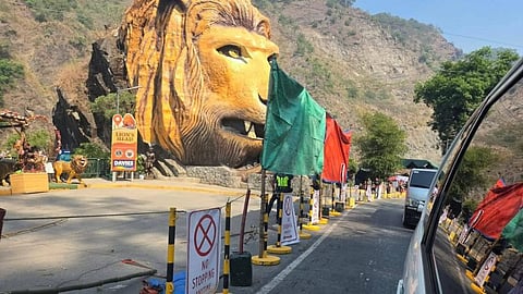 PERSONNEL from the Baguio City Police have installed tarpaulins in front of the famous Lion’s Head along Kennon Road in accordance with the pronouncement that prohibits vehicle stops and photo opportunities.