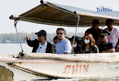LANDFILL FIRE RESPONSE: Vince Dizon visits the Navotas Sanitary Landfill on 16 April 2026 to assess ongoing operations and coordinate assistance with local governments as a fire continues to burn for several days, affecting communities in Navotas, Malabon, and Obando, Bulacan. Photo by Analy Labor.