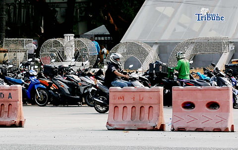 (April 17 2026) Motorcycles are parked at the entrance of the Quezon Memorial Circle in Quezon City as motorcycle taxi and delivery riders claim their P5,000 from Department of Social Welfare and Development (DSWD) personnel during a special payout schedule for unclaimed cash relief assistance on Friday April 17 2026. Photo/Analy Labor