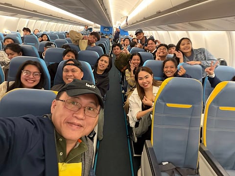Bong Go, umalalay sa pasaherong nangailangan ng medical attention sa eroplano