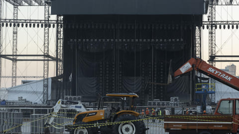 Technician dies installing stage of Shakira concert