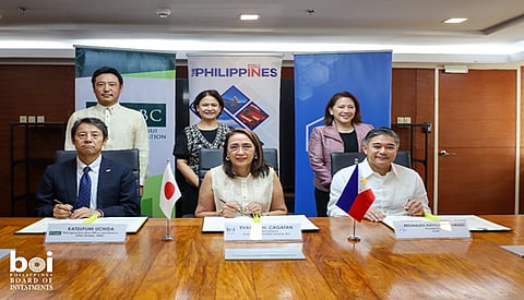 Making It Happen with RCBC and SMBC: IPS Executive Director Evariste M. Cagatan (sitting; center), SMBC Managing Executive Officer and Head of APAC Division Katsufumi Uchida (sitting; left), and RCBC President and CEO Reginaldo Anthony B. Cariaso (sitting; right) during the signing ceremony at the BOI Main Office. Joining them are IIPS Director Lanie Dormiendo (standing; center), Mr. Hiroyasu Kanda, SMBC Manila Branch Managing Director and Country Head (standing; left), and Ms. Elizabeth E. Coronel, RCBC Executive Vice President and Group Head of Institutional Banking Group (standing; right).