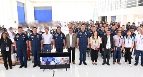 Gov. Hermogenes Ebdane Jr. and PRO3 Director Jess B. Mendez lead the photo op with the 115 CTG supporters who cut ties and yielded guns during the ceremony at Camp Olivas, Pampanga.