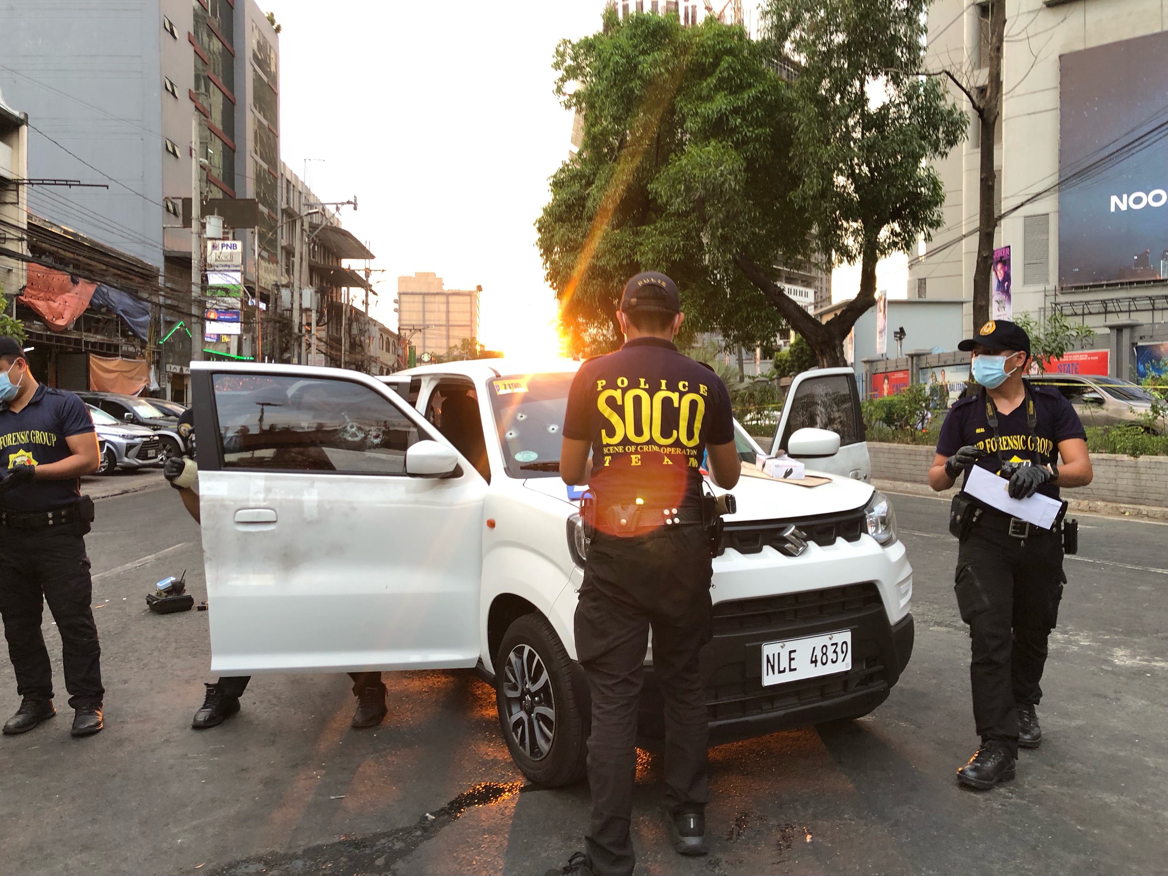 Police SOCO (Scenes of Crime Officer) conducting an investigation over shooting incident happened Tuesday afternoon at Timog Avenue corner EDSA, Barangay South Triangle, Quezon City. (Photo captured by Sean Magbanua, 5:50PM)