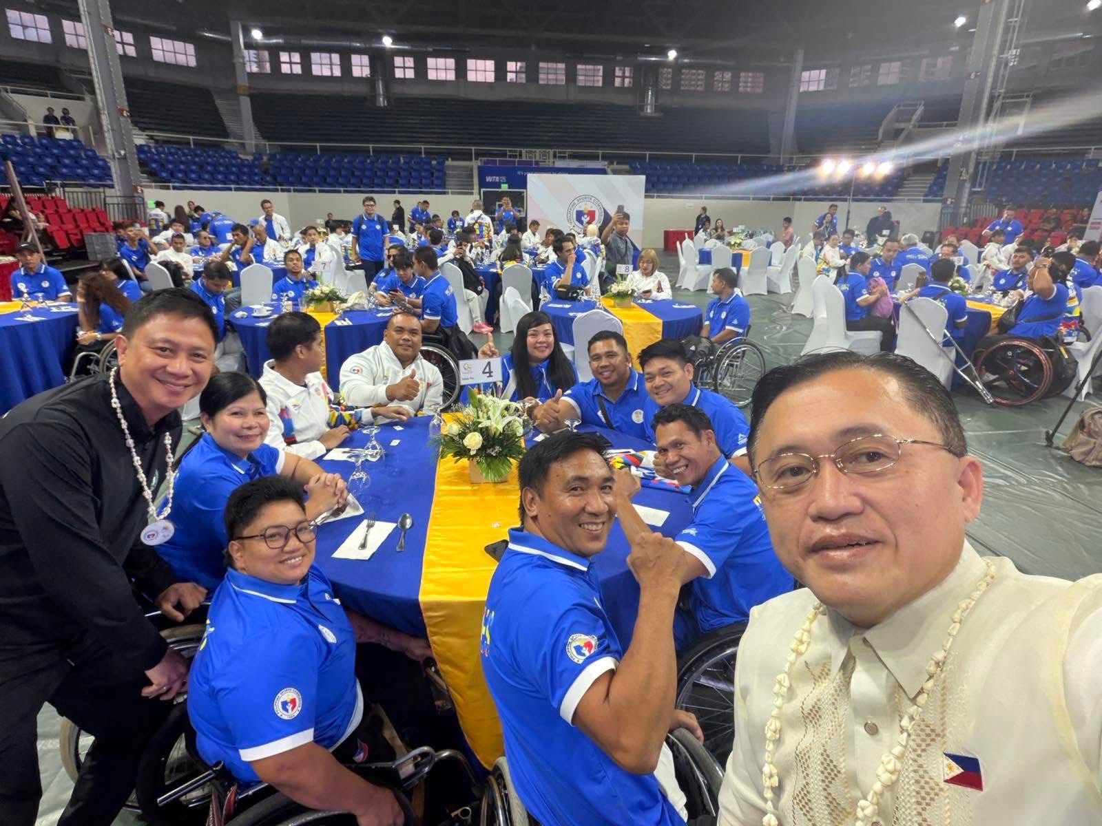 SEN. Christopher ‘Bong’ Go takes a photo with PSC chairman Patrick ‘Pato’ Gregorio and some members of the national para team during the awarding of cash incentives of ASEAN Para Games medalists on Tuesday at the Rizal Memorial Coliseum.