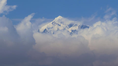 Aussie climbing Everest after triathlon