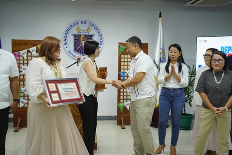 IN PHOTOS | Education Secretary Sonny Angara confers the DepEd Hero Award on the Gokongwei Brothers Foundation (GBF) for its transformative investments in STEM education and teacher development during a ceremony in Makati City. The recognition highlights the foundation’s commitment to uplifting Filipino learners and educators through high-impact scholarship programs and professional training initiatives nationwide.