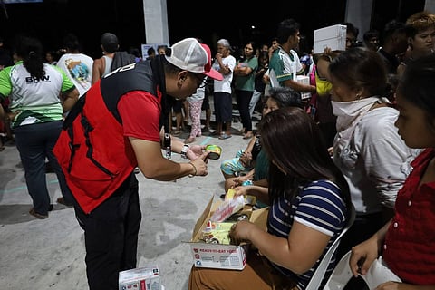 Around 6 a.m., Sunday (3 May), DSWD Field Office V (Bicol Region) distributed 393 ready-to-eat food (RTEF) packs to residents of Barangay Anoling, Camalig who evacuated their homes due to heavy ash emissions from Mayon Volcano.