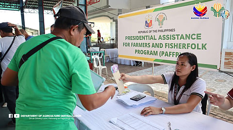 DA gives cash aid to 1,200 Zambales farmers