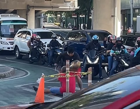 The motorcycle rider, holding a helmet and sharp object believed to be a screwdriver, attempted multiple times to stab the rival rider, 7 May, around 4PM along Kalayaan Avenue corner 8th Avenue, Bonifacio Global City (BGC), Taguig City. (Photo Screenshot from the video of Boom Umali | Facebook)