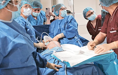 DOCTORS race against time as they perform The Medical City’s first fetoscopic laser photocoagulation to save a mother’s
identical twins’ lives.