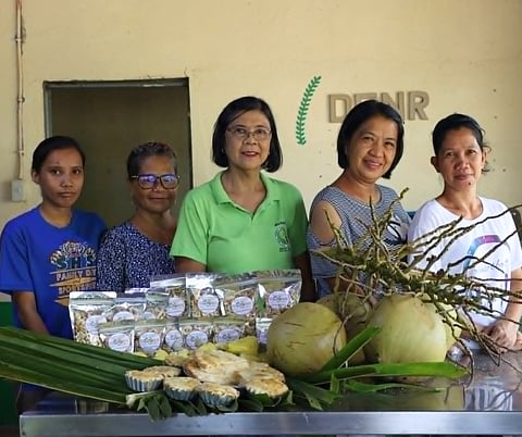 Bataan farmers’ group Barangay Small Coconut Farmers Association of Parang, Inc. (BSCFAPI) received a cashew processing facility from the Department of Environment and Natural Resources (DENR) under the Community-Based Forest Management (CBFM) Comprehensive Agrarian Reform Program.