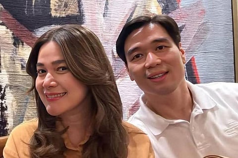 Billionaire Vincent Co makes a surprise public appearance at Puregold’s 2026 Tindahan ni Aling Puring convention on the very day he was supposed to wed Bea Alonzo in Spain, after guests received conflicting statements about a postponed and then canceled wedding.