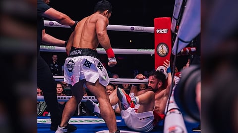ROLANDO Dy shows Paulie Malignaggi the big difference between bare knuckle fighting and boxing.