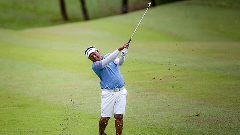 TONY Lascuña shows his old, fiery form by taking control of the first round and holding a two-shot lead with a 64 in the ICTSI Caliraya Springs Championships on Tuesday.