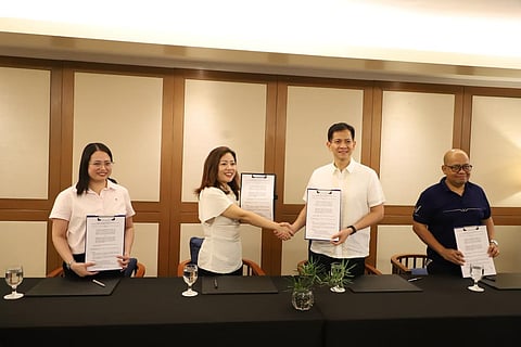 (L-R) BCDA Executive Vice President and COO Atty. Gisela Z. Kalalo, V-Green Chief Executive Officer Nguyen Thuy Linh, Governor of the Province of Bataan Jose Enrique S. Garcia III, and Vinfast Deputy CEO Abner Berdos.