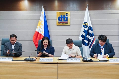 FOR the Ofws The Department of Trade and Industry-Small Business Corporation and the Overseas Workers Welfare Administration recently signed a Memorandum of Agreement for the OFW Negosyo Fund Program, reinforcing government efforts to empower OFWs and their families through entrepreneurship and enterprise development. The MoA was sealed between (from left) SBCorp president Bobby Bastillo, Trade Secretary Cristina Roque, Migrant Workers Secretary Hans Leo Cacdac, and OWWA administrator Patricia Yvonne ‘PY’ Caunan. The partnership aims to expand access to financial assistance and business opportunities for OFWs, supporting their transition toward sustainable livelihood and long-term financial stability.