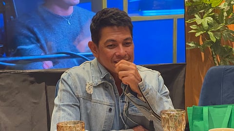 Gary Valenciano prays for the Senate