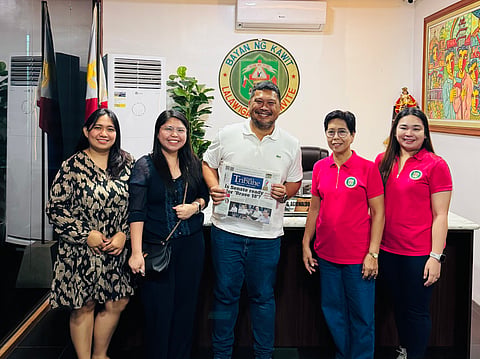 DAILY TRIBUNE Sports editor Julius Manicad (center) presents a copy of the newspaper to Kawit administrator Debbie Puno Pulido (second from right) during a courtesy call last Tuesday. Also shown are (from left) TRIBUNE Digital Marketing chief Patricia Ramirez, TRIBUNE Advertising and Marketing head Jelene Galvan and Office of the Mayor secretary Pearl Lynben Carlos.
