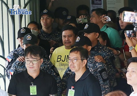 Senator Jinggoy Estrada heavily guarded when he arrived at Sadiganbayan Second Division on Tuesday, 2 June, for the arraignment of his graft case over the alleged flood control kickback scheme. The Sandiganbayan Second Division eventually decided postponed the arraignment of graft cases against Sen. Jinggoy Estrada moved to Thursday, 4 June.
